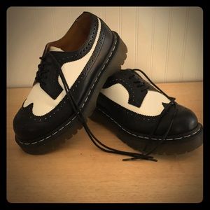Dr. Marten's Unisex 3989 5 Eye Brogue